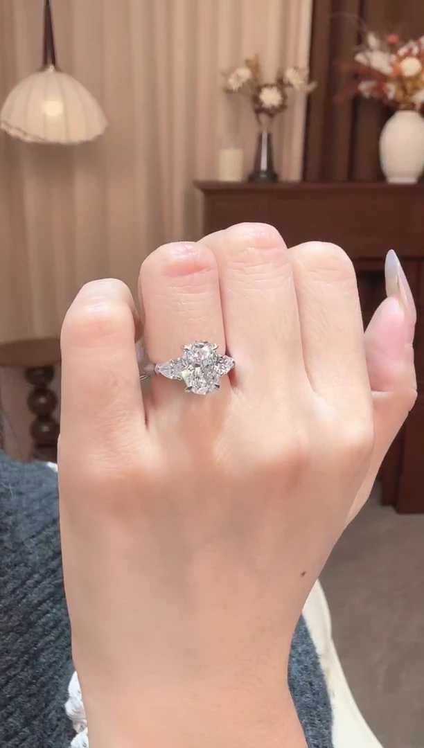 铂Pt950镶嵌实验室培育钻石2.7卡椭圆三石戒指