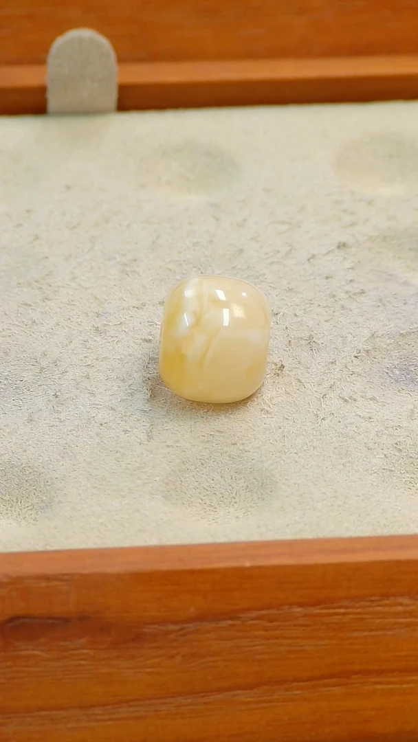 【闪购商品】蜜蜡裸石未镶嵌俄料1.388克