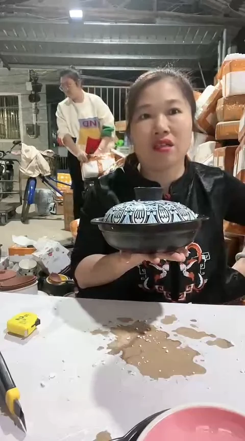 陶01瑕疵黑色浅煲带盖