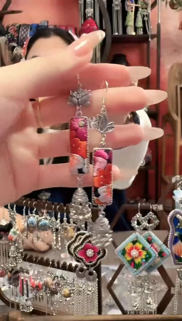 织绣Z***N云织谣民族风精美饰品 94