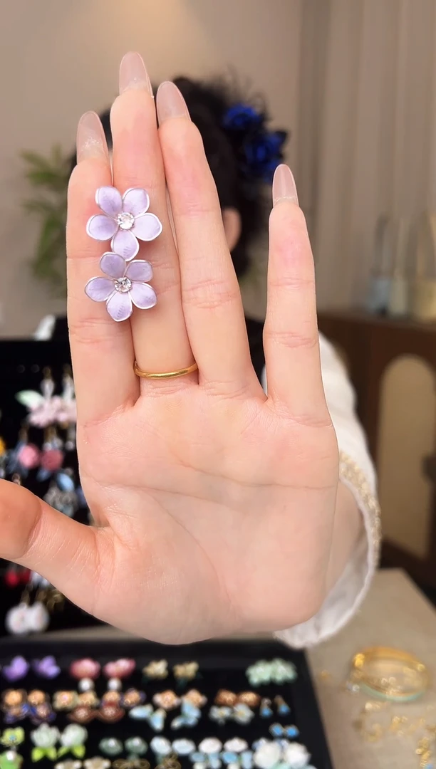 刺绣浅紫色掐丝绒花耳钉