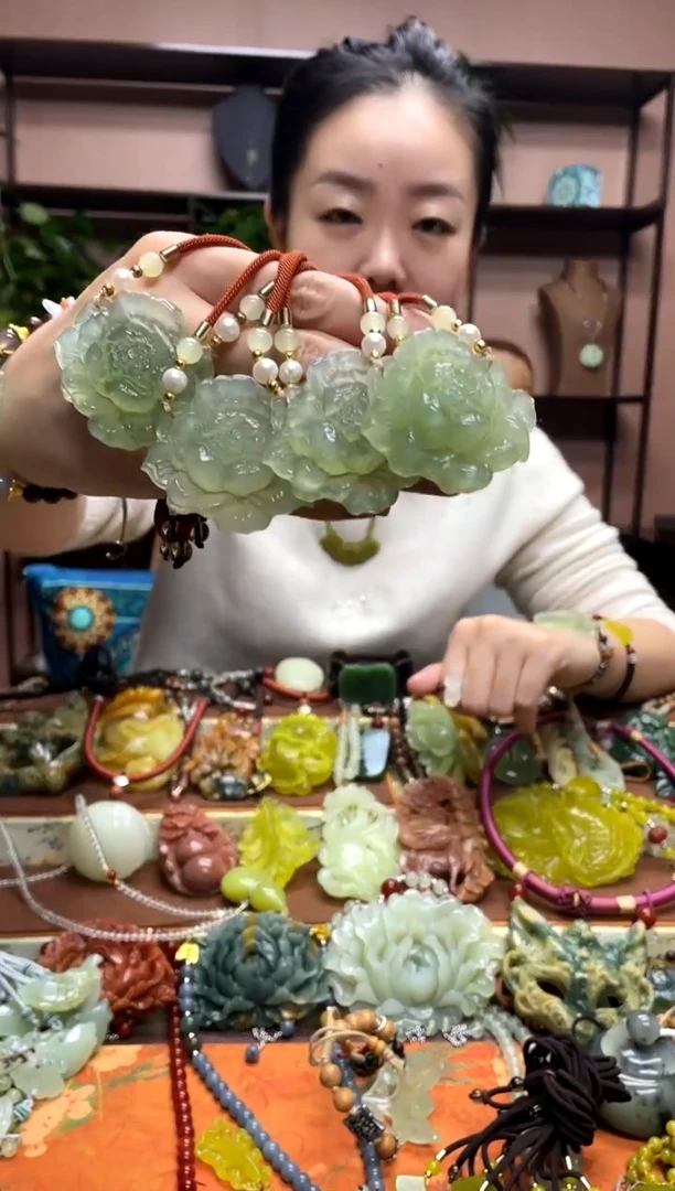 未镶嵌岫玉吊坠多样性发货发其中之一