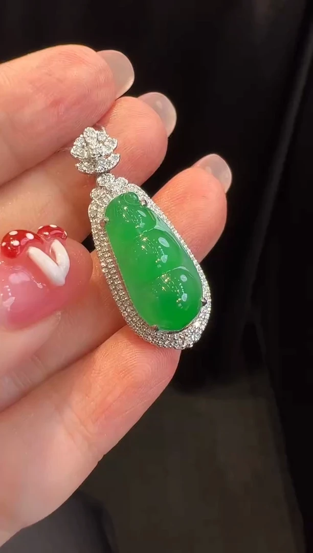 颈饰18K金镶嵌翡翠七*吊坠