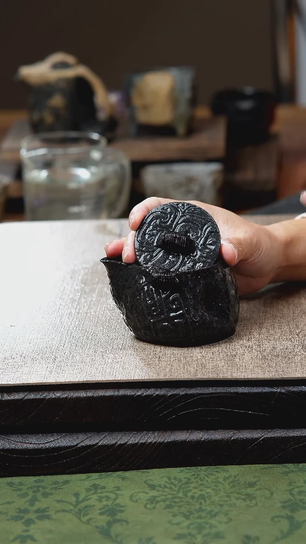 中式归玉堂冰碛岩重工雕刻饕餮宝瓶壶