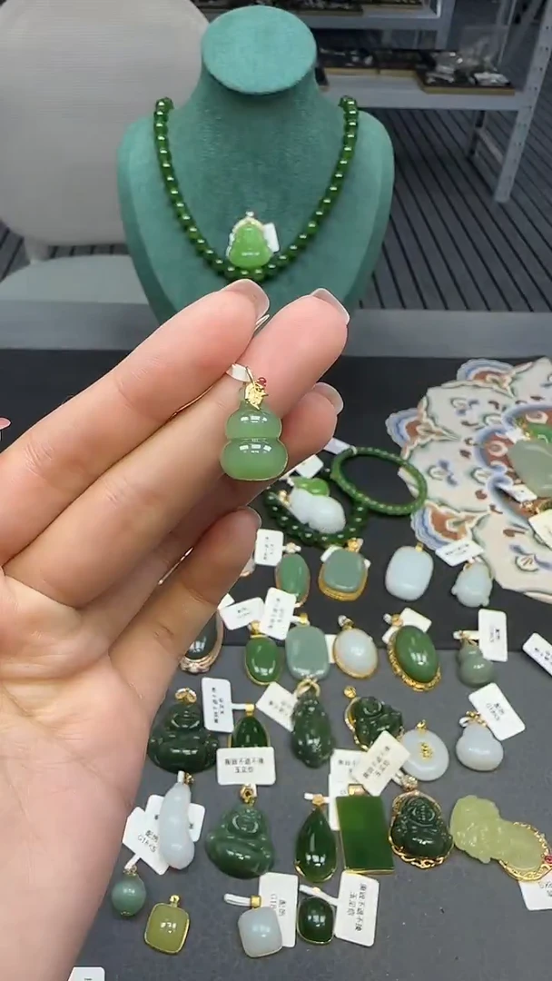 18K金镶嵌和田玉挂件1