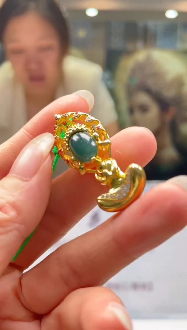 翡翠未镶嵌颈饰      *11