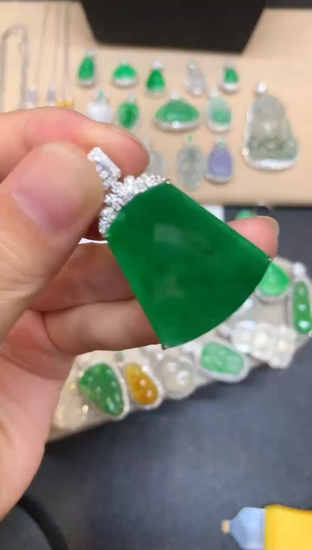 颈饰18K金镶嵌翡翠无事牌【无服务费