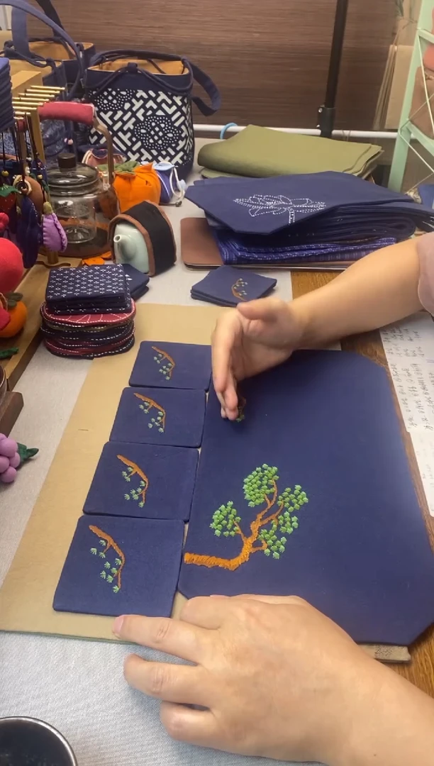 手绣松树茶席1条+杯垫4只