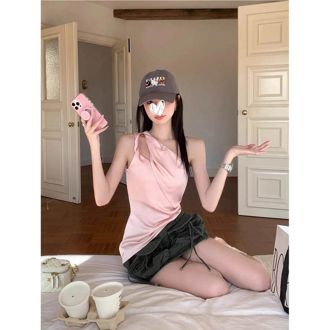 【精英美女】双扭结凉感缎面不规则斜肩背心收腰上衣女