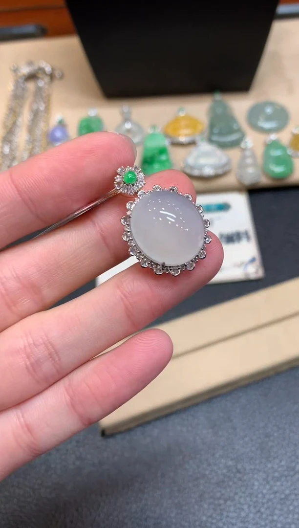 【闪购商品】翡翠颈饰18K金镶嵌蛋面【无服务费】