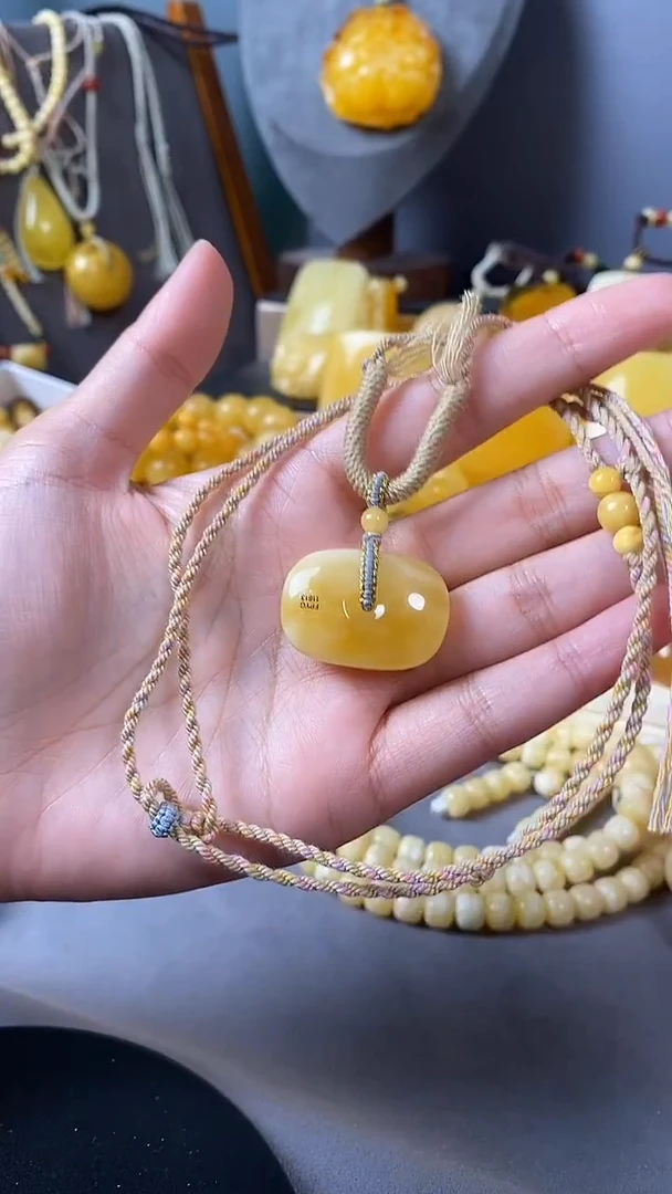 裸石琥珀未镶嵌藏扣