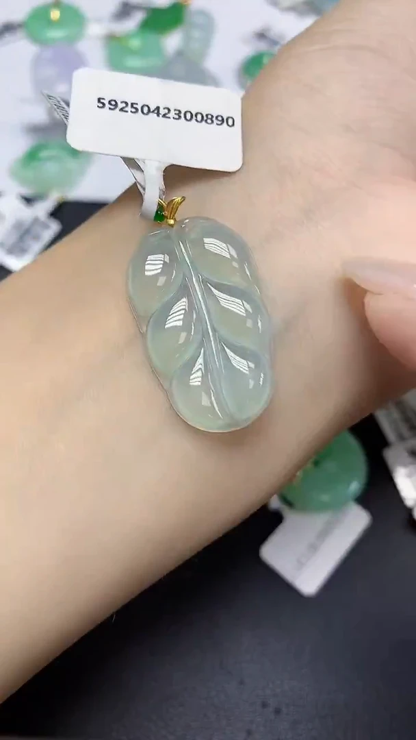 翡翠18K金镶嵌颈饰天然缅甸翡翠A货多样性发其一