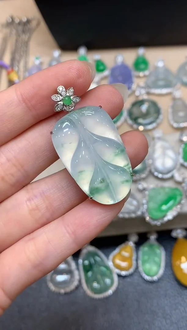 颈饰18K金镶嵌翡翠树叶【无服务费