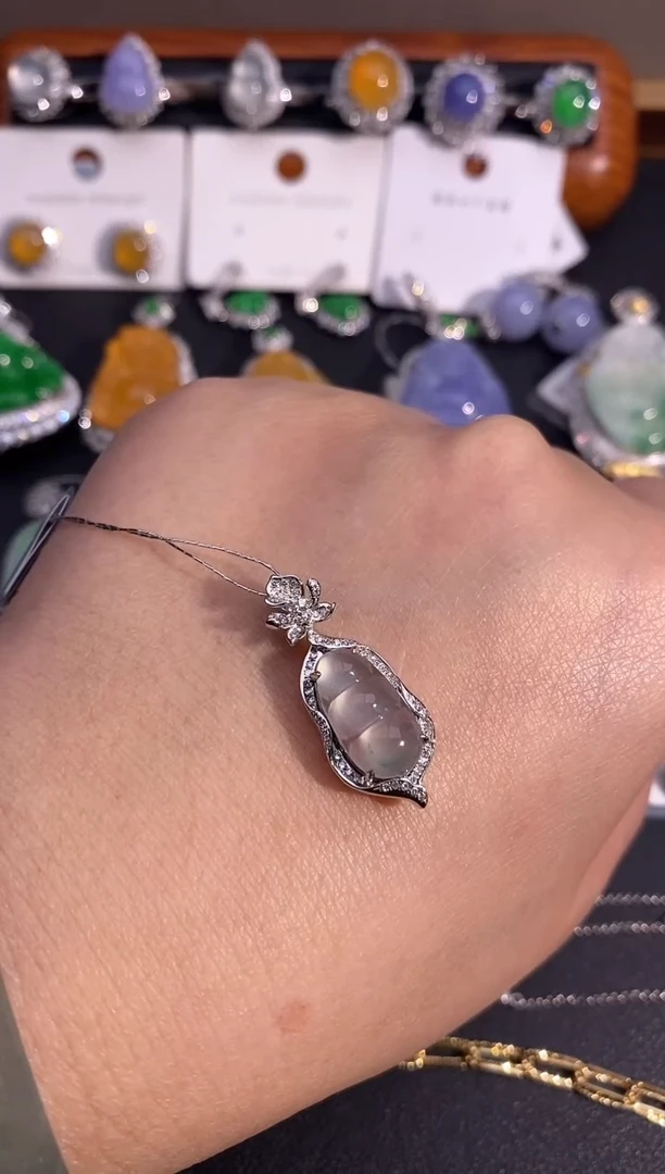 【闪购商品】翡翠颈饰18K金镶嵌吊坠