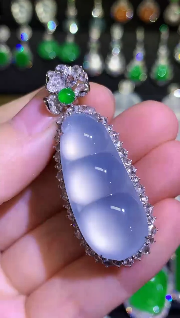 【闪购商品】翡翠颈饰18K金镶嵌玻璃种茅台白大福豆