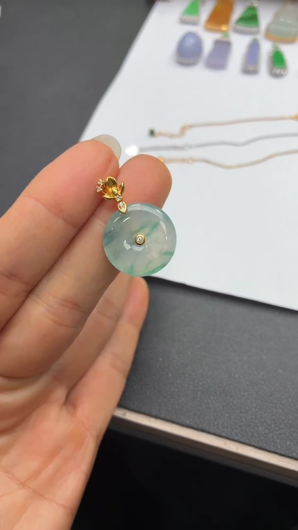 颈饰18K金镶嵌翡翠天然翡翠A货