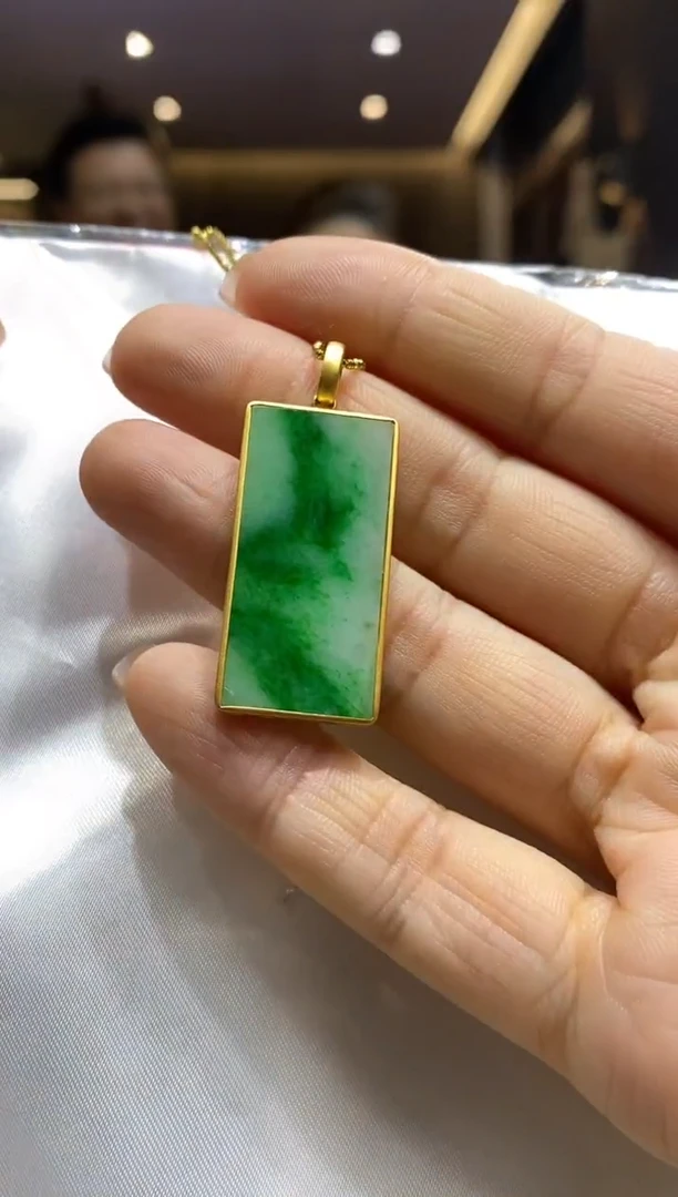 吊坠(赠链)18K金镶嵌翡翠翡翠挂件加银链