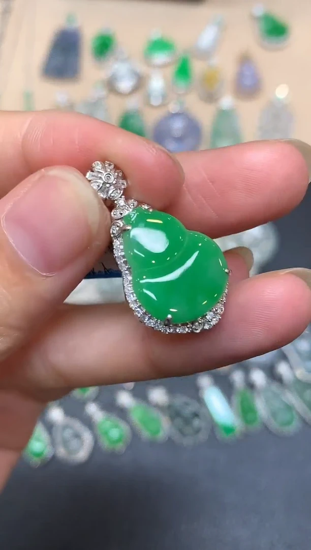 颈饰18K金镶嵌翡翠葫芦【无服务费