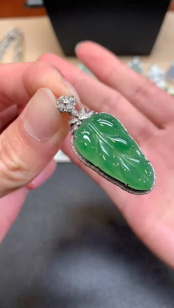 【闪购商品】翡翠颈饰18K金镶嵌叶子【无服务费】