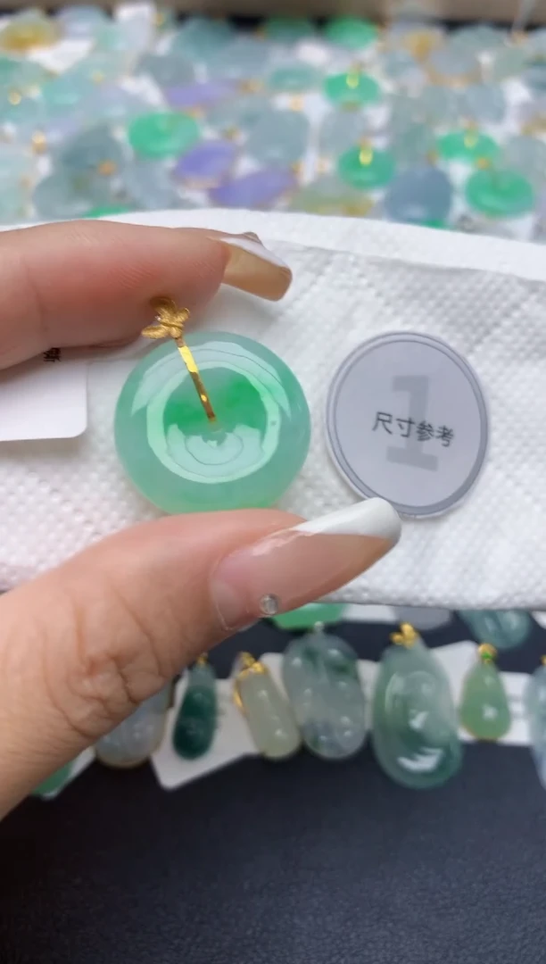 翡翠18K金镶嵌颈饰天然缅甸A货翡翠