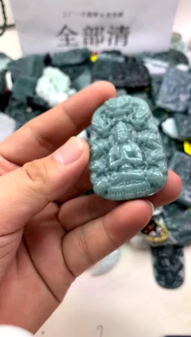翡翠未镶嵌颈饰观音
