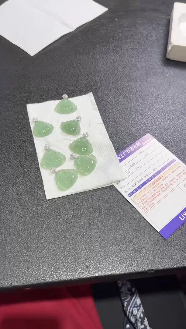 18K金镶嵌挂件翡翠/多样性发一件