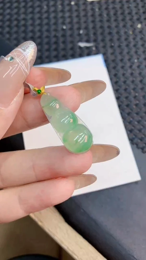 颈饰18K金镶嵌翡翠1