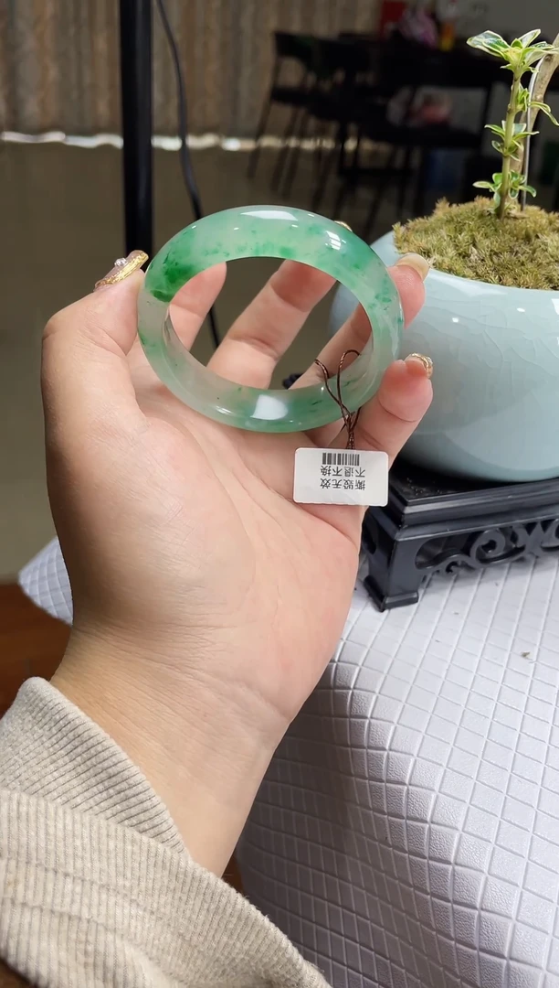 【闪购商品】石英质玉手镯未镶嵌非洲翠手镯多样性发货  