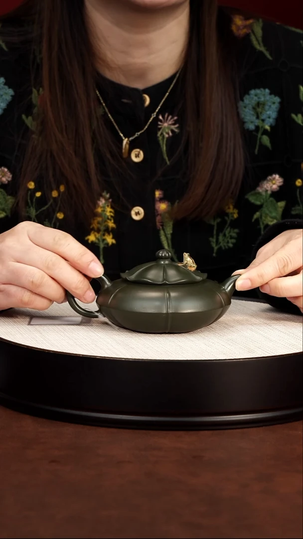 紫砂茶宠宜兴紫砂 青蛙莲子壶绿泥 400