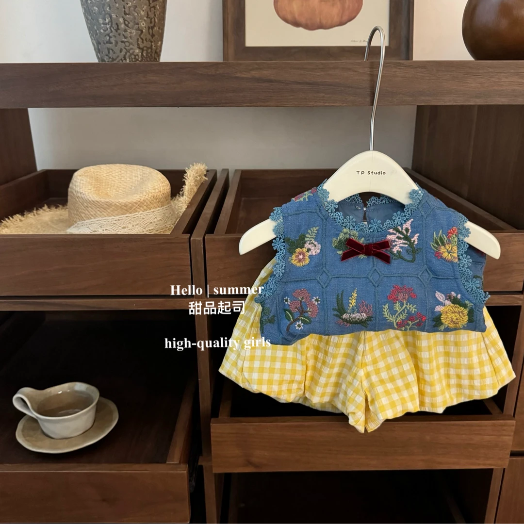 【甜品起司】超美！韩国童装复古钩花刺绣背心格子短裤度假风套装