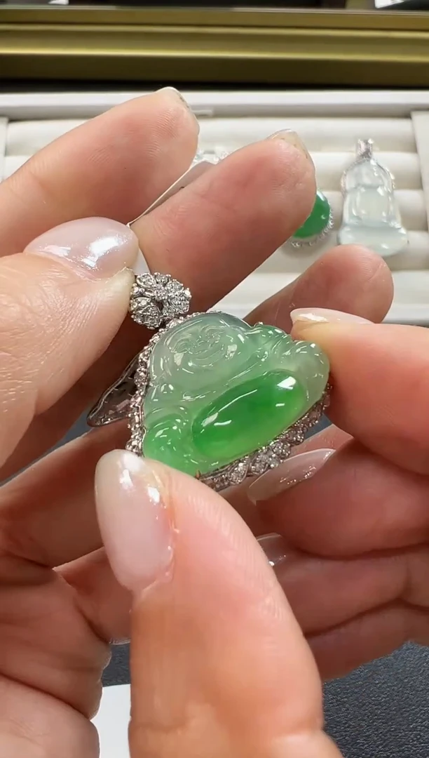 颈饰18K金镶嵌翡翠KBSZ1212-021