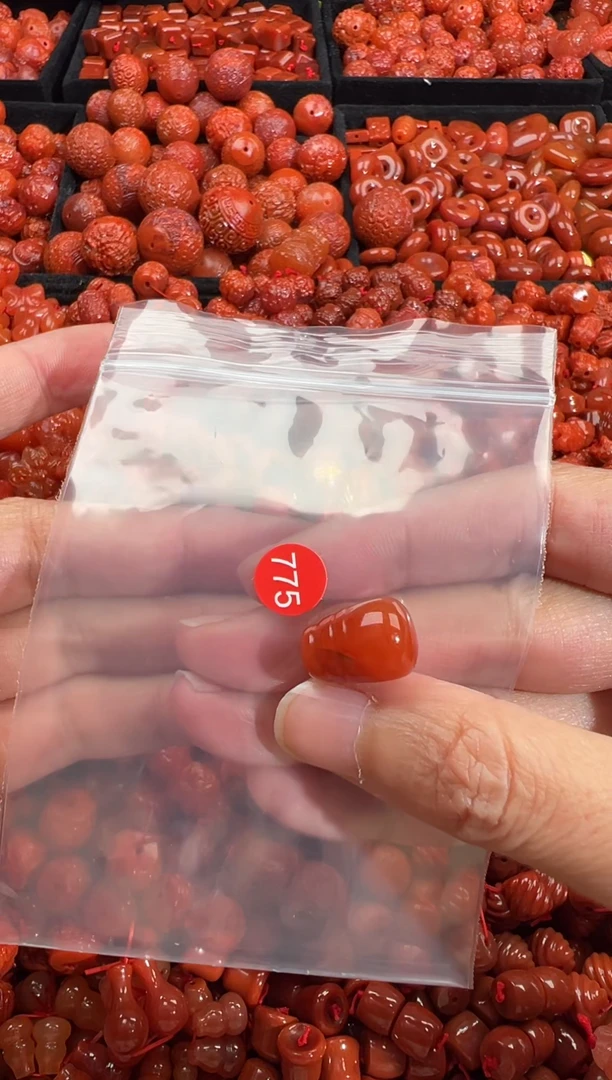 南红玛瑙未镶嵌颈饰1