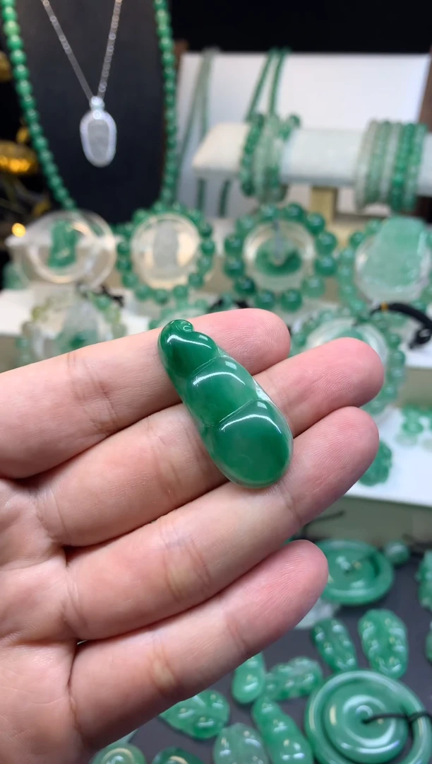 吊坠(不含链)未镶嵌石英质玉（非洲翠）福豆