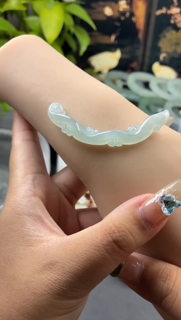 翡翠未镶嵌颈饰40号雕刻玉璜