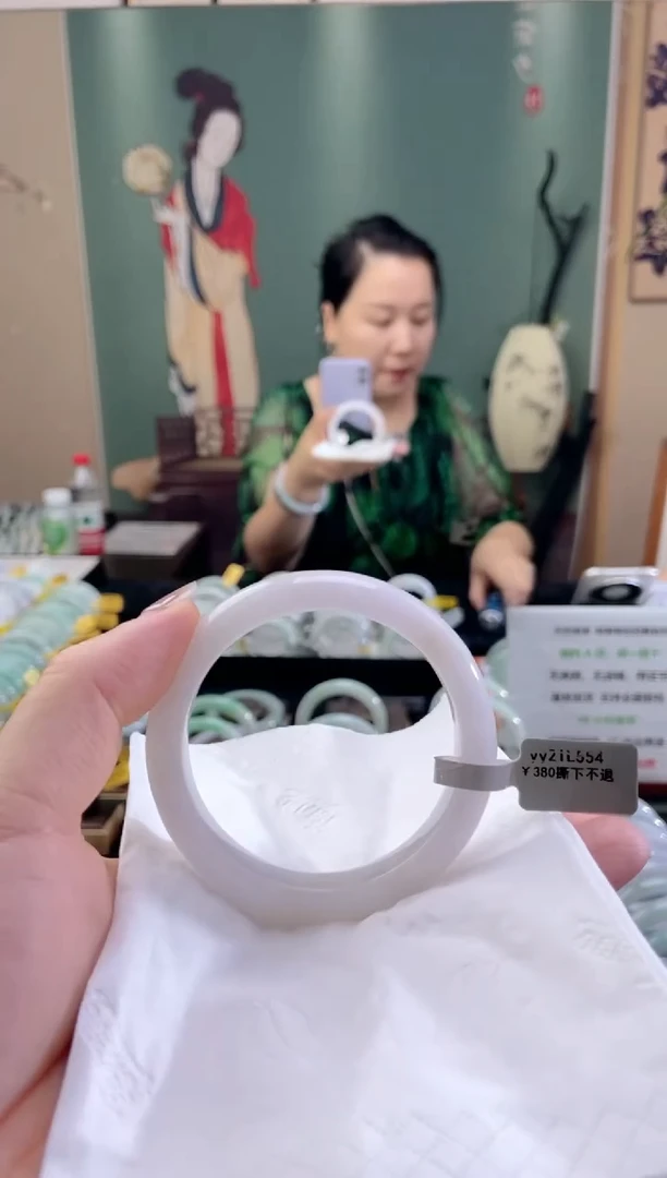 翡翠手镯未镶嵌5556圈口d