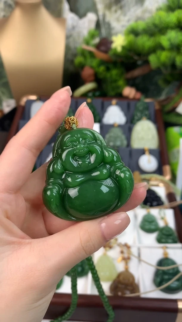 颈饰18K金镶嵌和田玉吊坠50mm