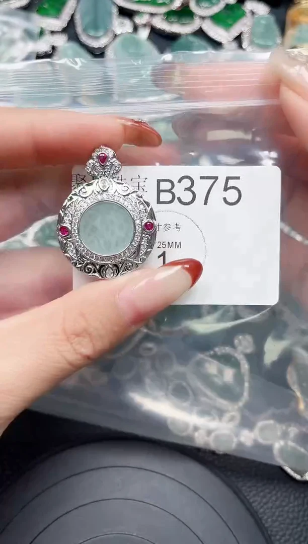 【闪购商品】翡翠颈饰未镶嵌赠皮绳375