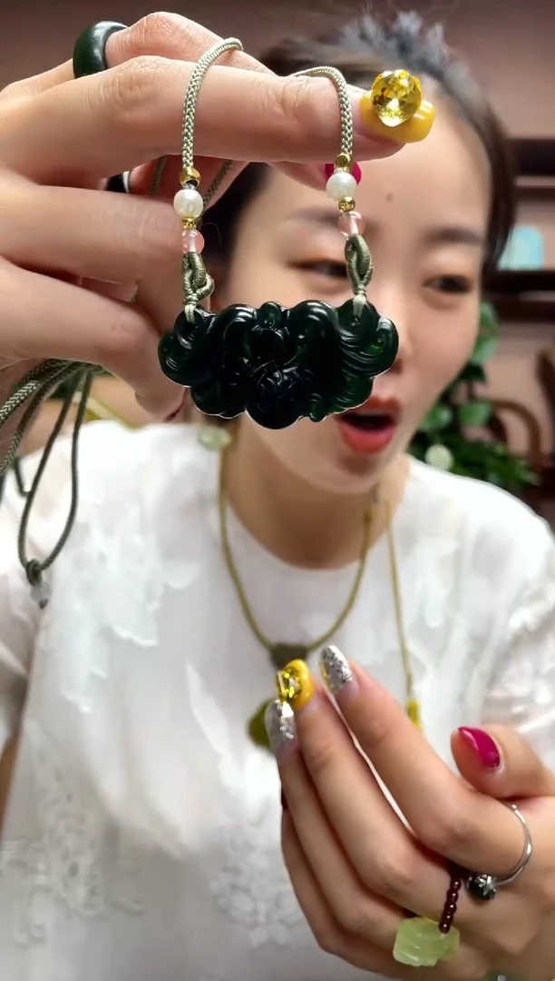 岫玉未镶嵌吊坠·