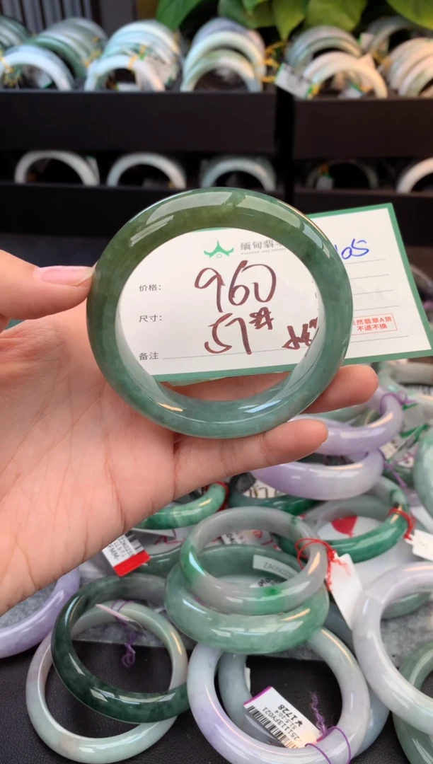 未镶嵌定制翡翠毛货需精细抛光+多人