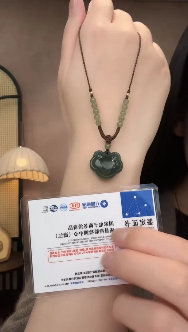 吊坠(赠链)未镶嵌和田玉高冰湖水绿专柜新款胖胖锁21*18*9
