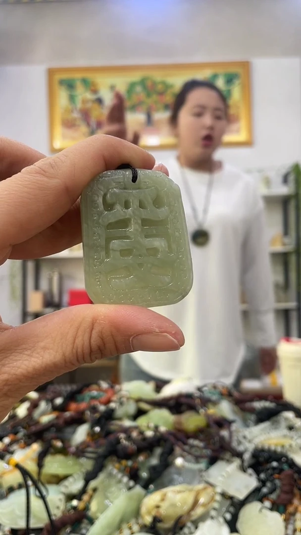 未镶嵌蛇纹石玉吊坠