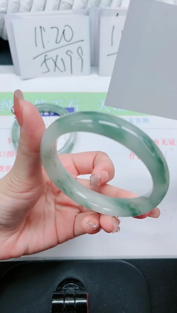 【闪购商品】石英质玉手镯未镶嵌95