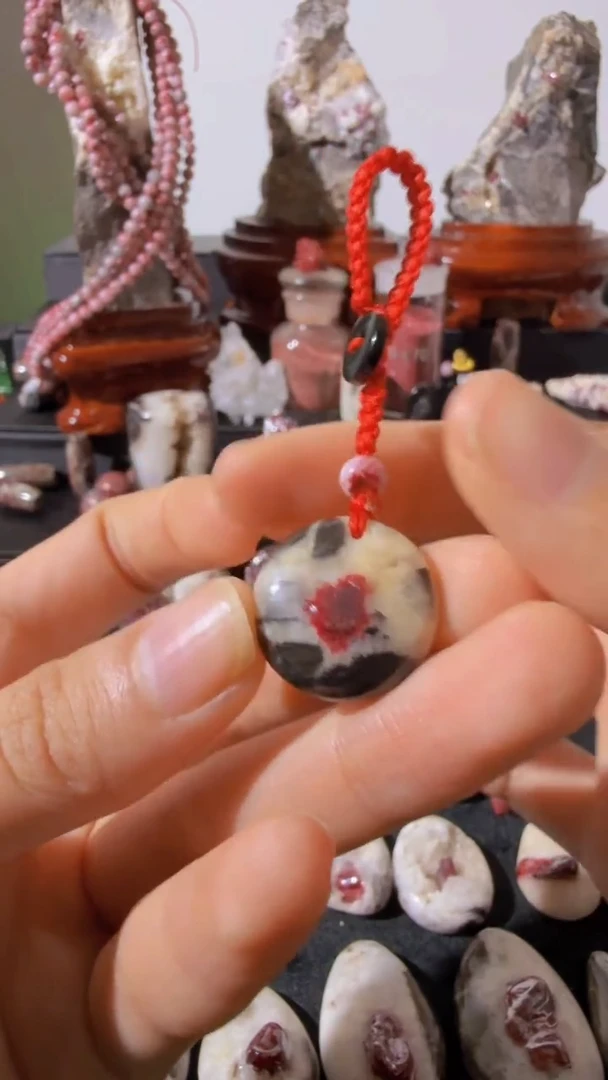 天然辰砂天然辰砂天然朱砂大晶砂随行吊坠