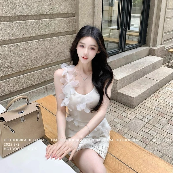 Hotdog热狗很辣【玉容花影】精致优雅气质上衣女立体花朵点缀背心