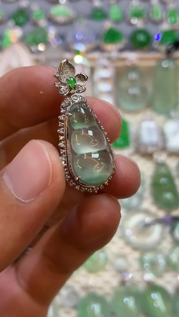 吊坠(不含链)18K金镶嵌翡翠豆子在