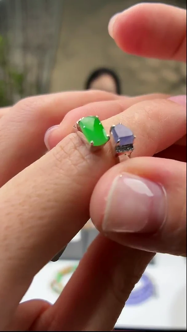 颈饰18K金镶嵌翡翠戒指