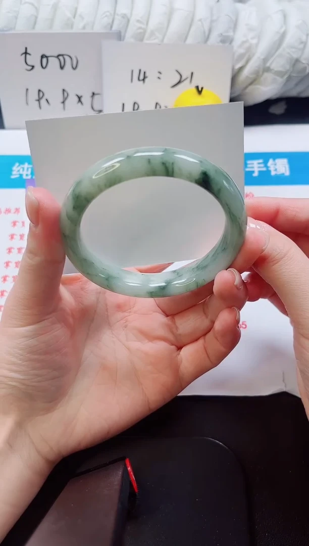 【闪购商品】石英质玉手镯未镶嵌65