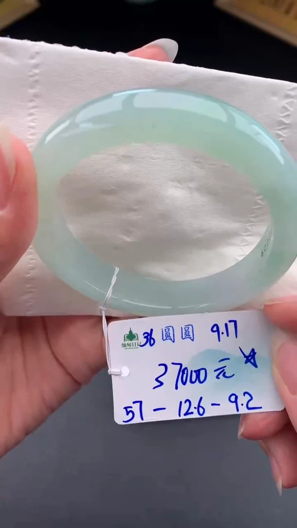 未镶嵌手镯翡翠自带#送人#，联系客服核对地址~