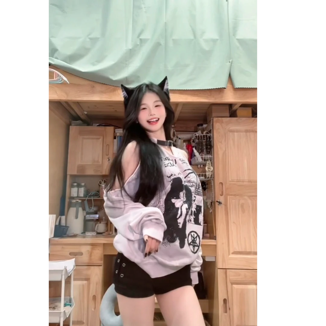 2025秋季辣妹蜘蛛涂鸦露肩长袖卫衣女宽松显瘦上衣搭黑色短裤套装