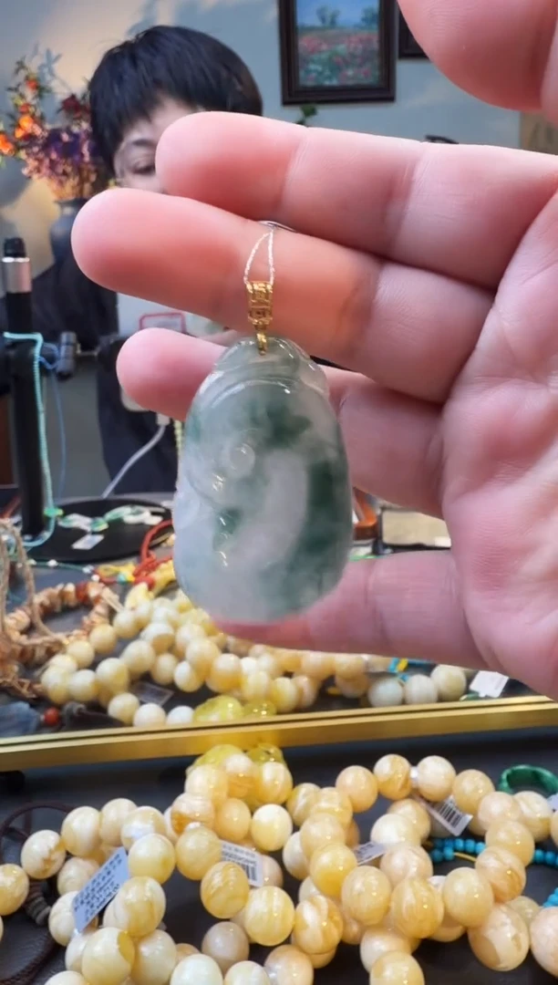 颈饰18K金镶嵌翡翠吊坠